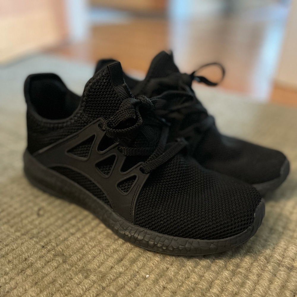 Size 7.5 women’s sneaker